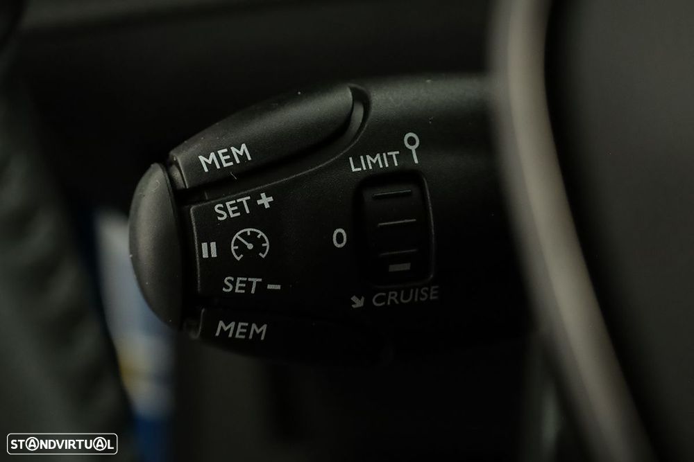 Peugeot 2008 1.2 PureTech Allure - 18