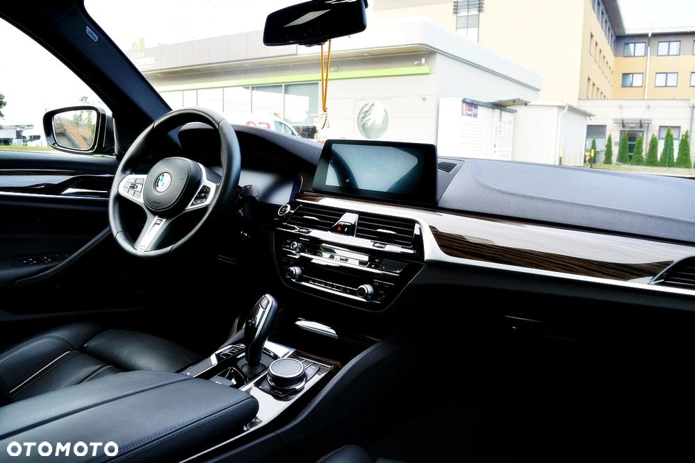 BMW Seria 5 M550i xDrive sport - 32