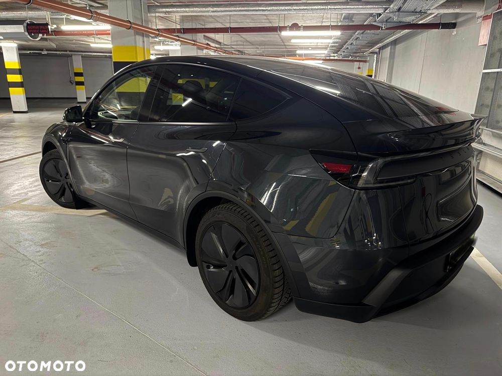 Tesla Model Y - 3
