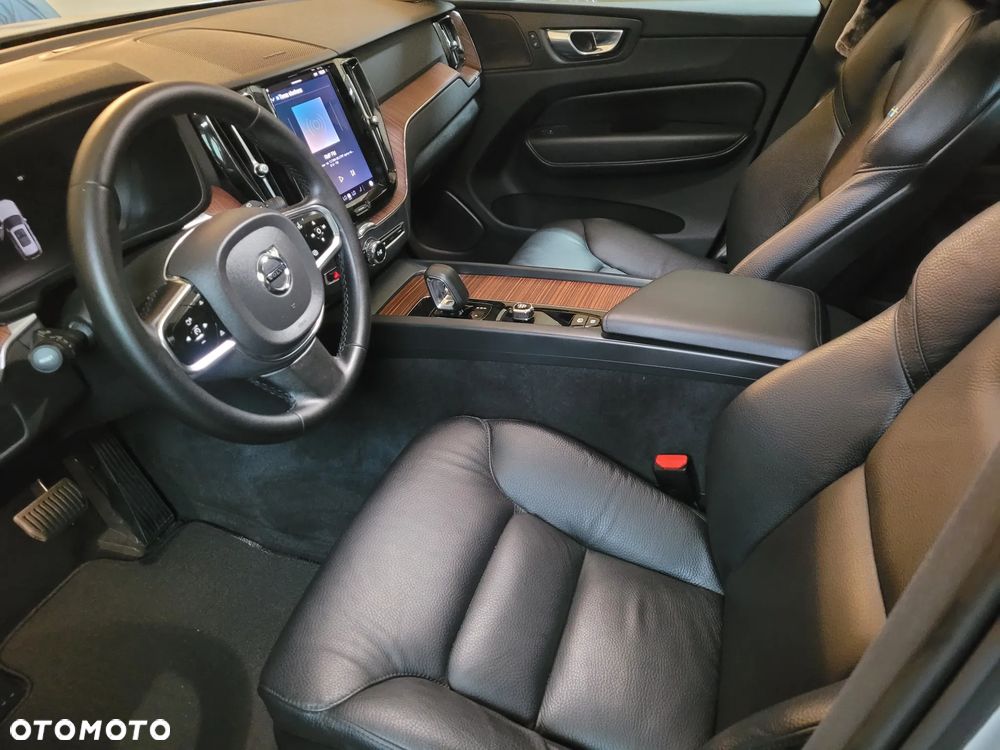 Volvo XC 60 B5 B AWD Plus Dark - 20