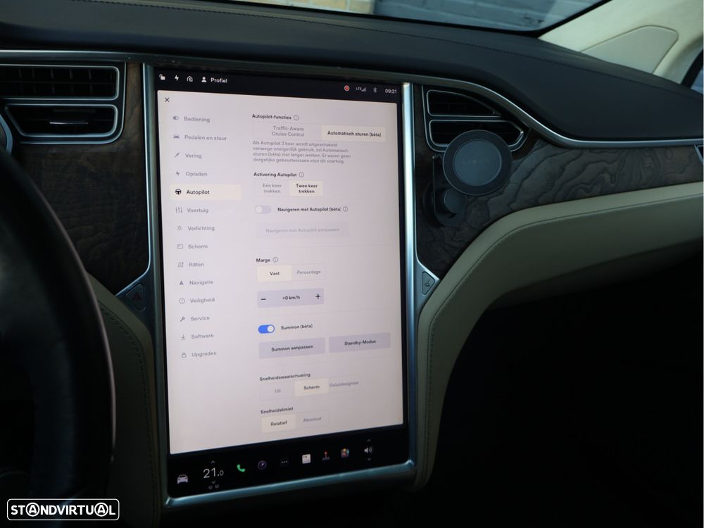 Tesla Model X 90D - 11