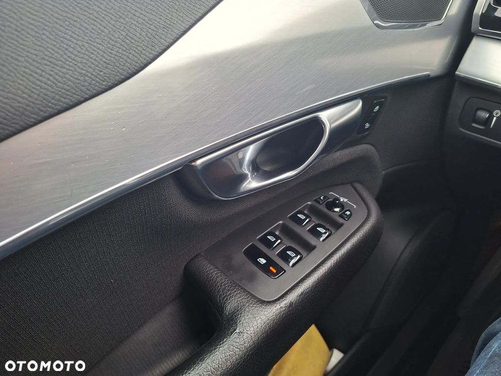 Volvo XC 90 T5 AWD Momentum - 8