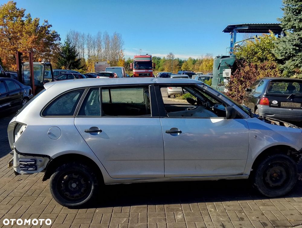 Skoda Fabia II (07-10.) 1.4 TDI 69KM. Silnik BNM Skrzynia JQM lakier LA7W - REFLEXSILVER.Cały na części. GWARANCJA !!!  Przód Tył Zestaw Komplet Drzwi Klapa Zderzak Błotnik Maska Grill Atrapa Szyba Pas Lampa Lusterko Boczki Fotel Kanapa Kokpit Deska Rozdzielcza Przełącznik Włącznik Sterownik Przewody Wiązka Instalacja Moduł Komputer Czujnik Listwa Pompa Alternator Wtryski Głowica Rozrusznik Kompresor Sprzęgło Dwumas Silnik Skrzynia ABS Klimatyzacji Paliwa Wspomagania Kolektor Turbina Przepustnica Zawór Chłodnica Koło Hak Belka Sanki Zawieszenie Mcpherson Półoś Amortyzator Wydech Tłumik Zacisk Most - 6