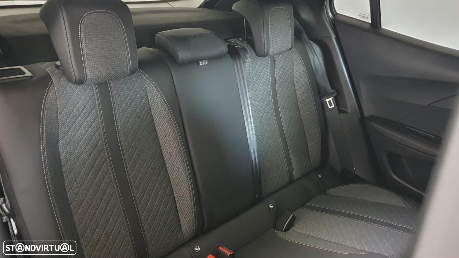 Peugeot 2008 1.2 PureTech Allure - 22