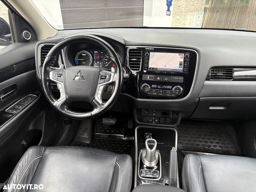 Mitsubishi Outlander 2.0 4WD Plug-In Hybrid Plus - 13