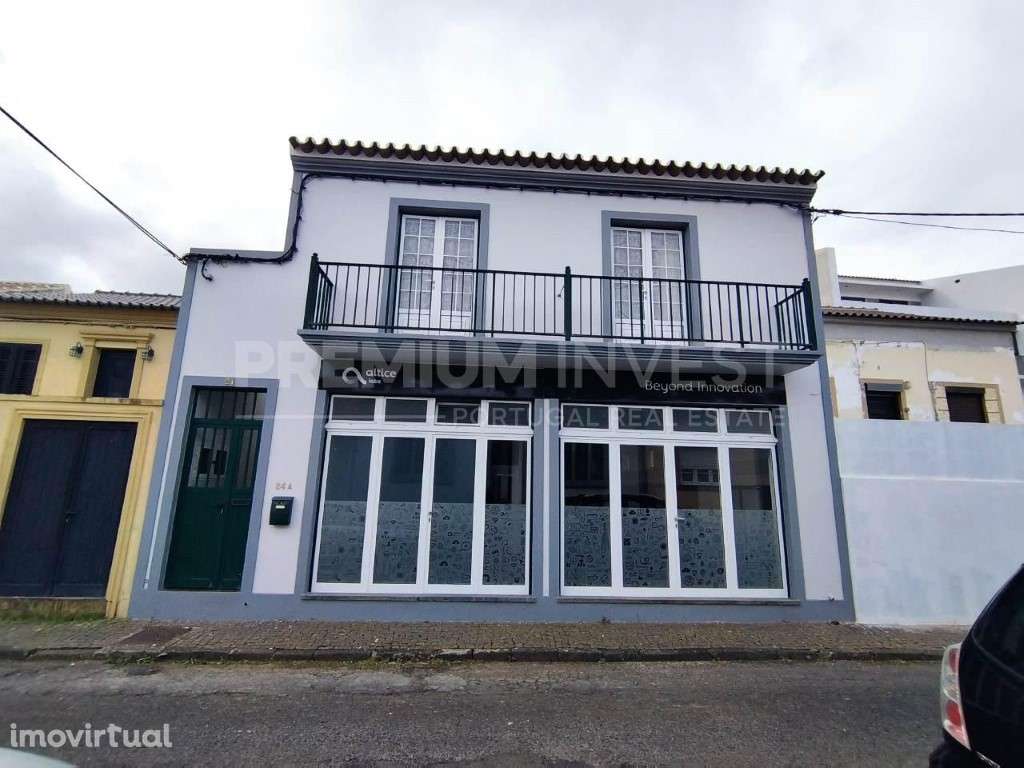 Prédio constituído por Duas lojas e três Apartamentos Praia da Vitória - Grande imagem: 4/40