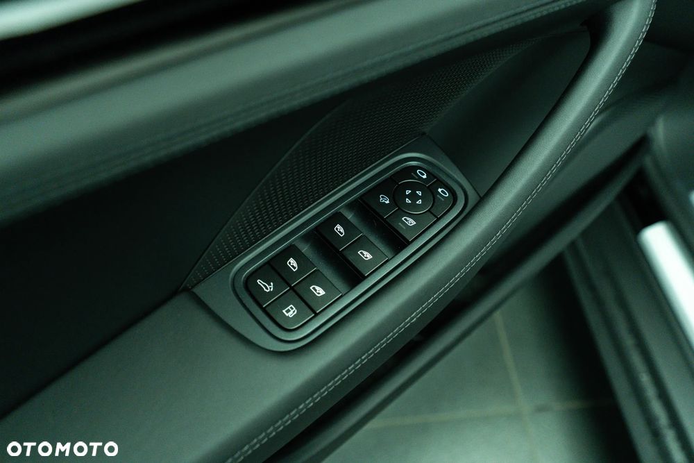 Porsche Panamera 4 E-Hybrid PHEV - 25