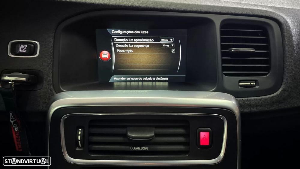 Volvo V60 Cross Country 2.0 D3 Momentum - 33