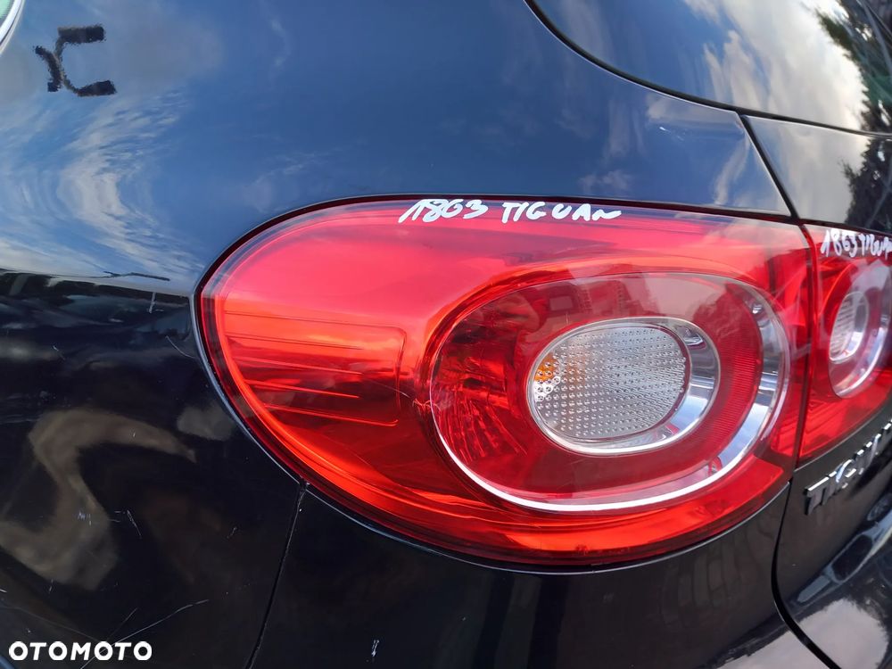 VW TIGUAN I 5N LAMPA LEWA TYLNA LEWY TYŁ W BŁOTNIK - 3