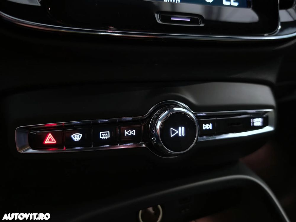 Volvo XC 40 B4 AT8 Mild Hybrid Momentum Pro - 15