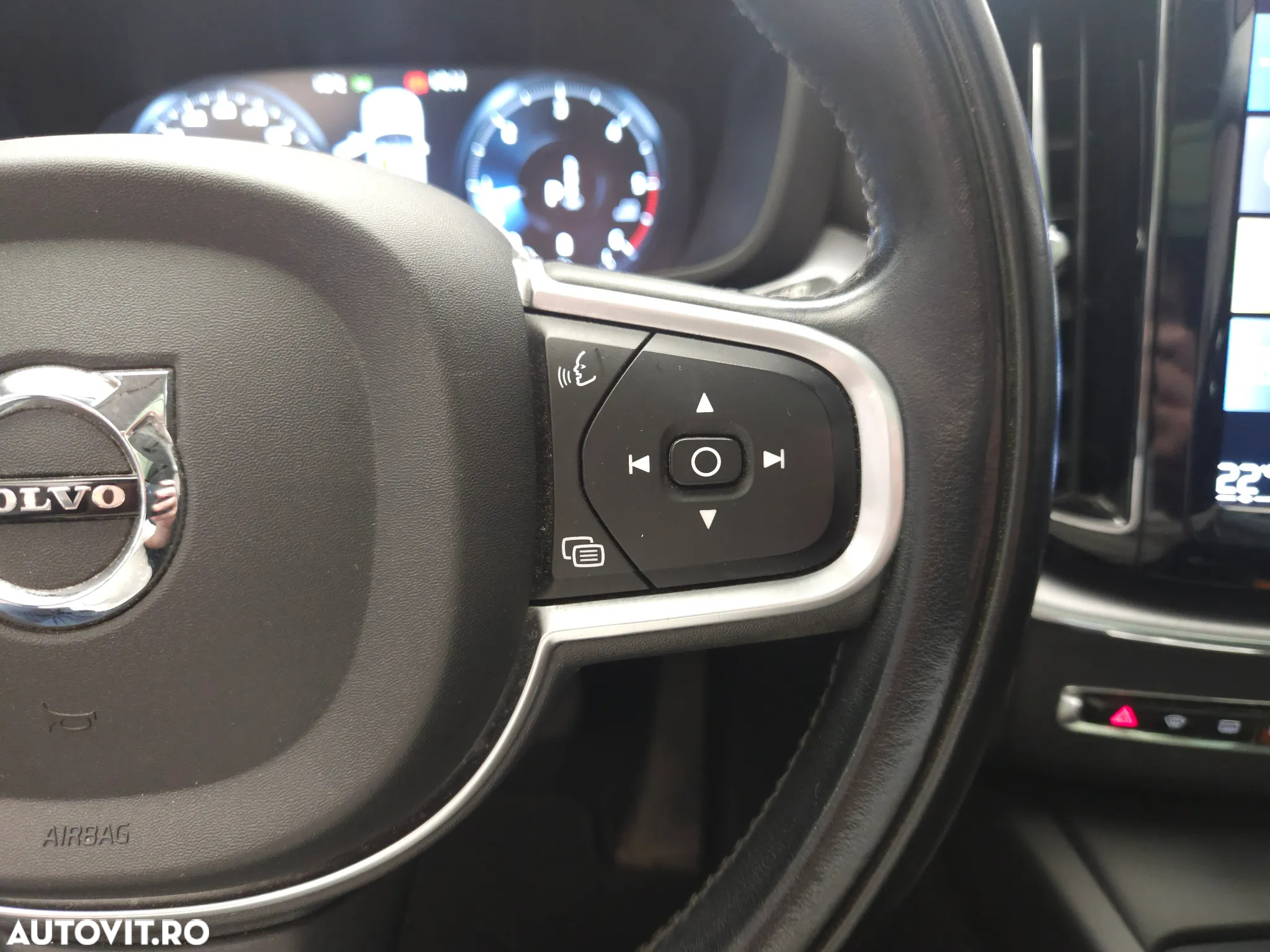 Volvo XC 60 B4 MHEV AT8 FWD Momentum Pro - 23