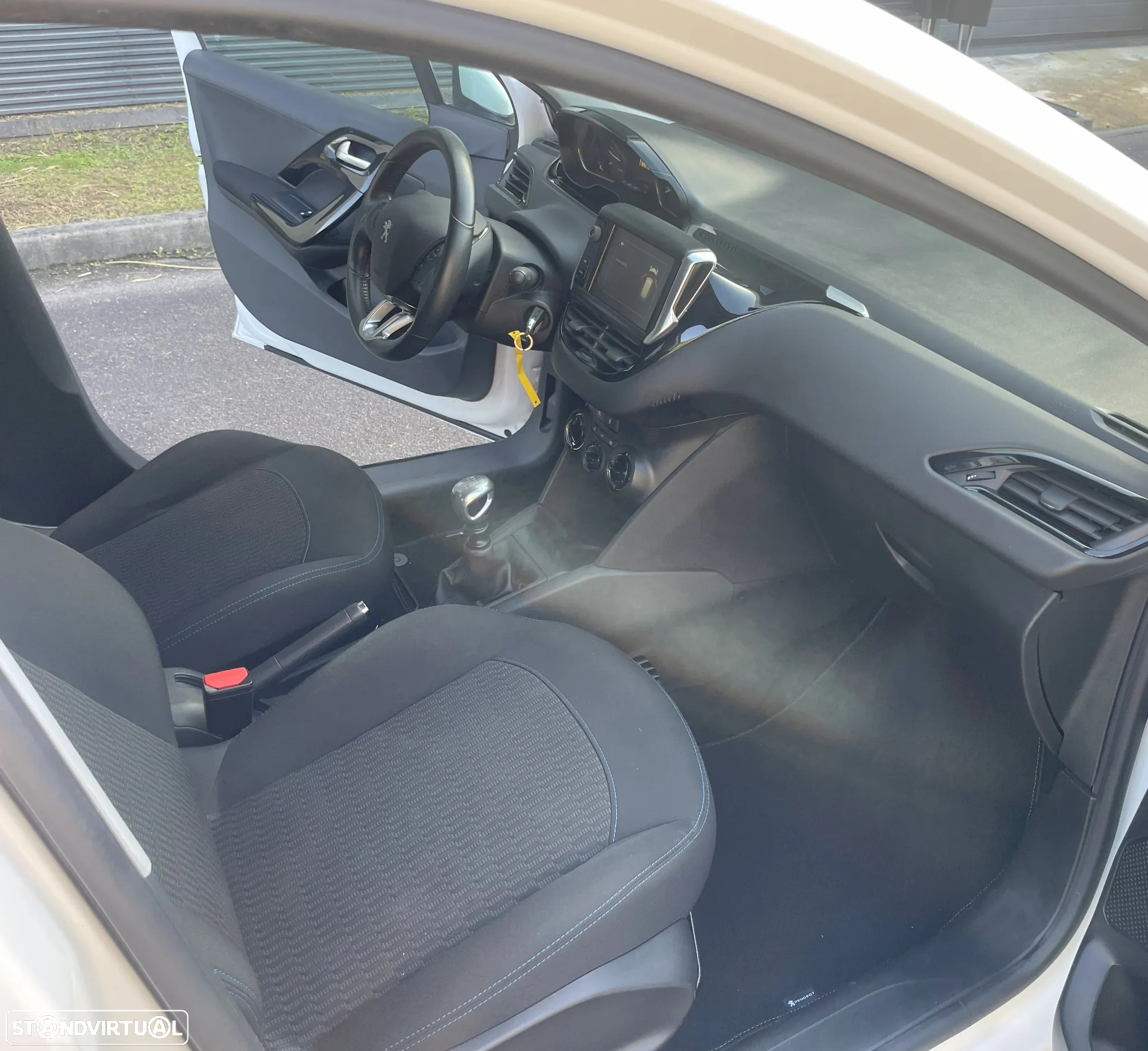Peugeot 208 1.5 BlueHDi Signature - 23