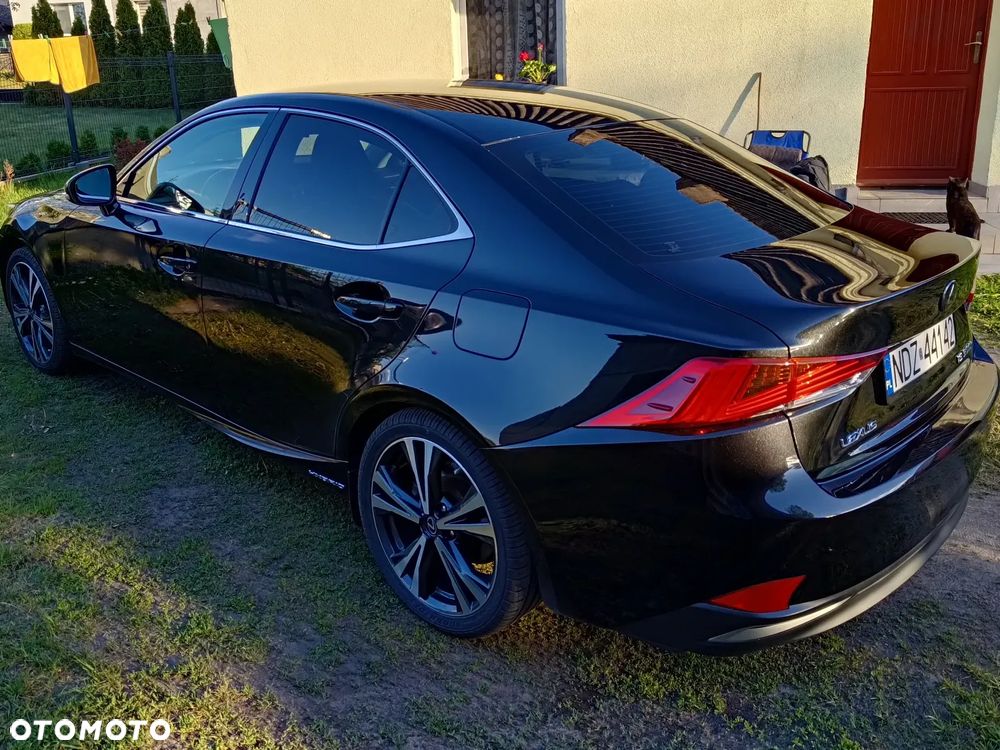 Lexus IS 300h Black - 37