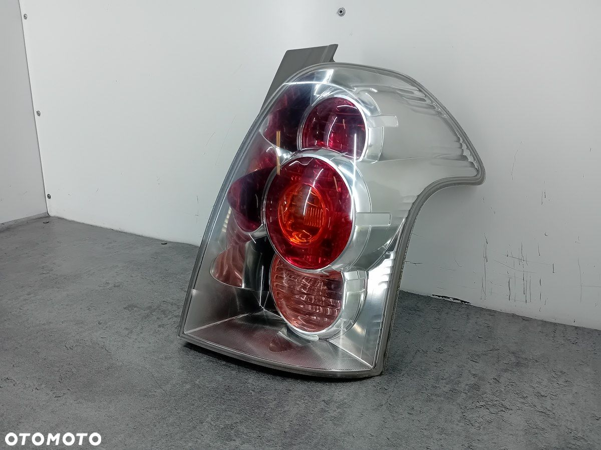 LAMPA TYLNA PRAWA TOYOTA COROLLA VERSO I HATCHBACK - 5