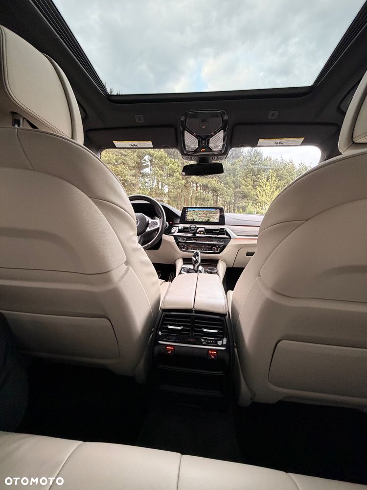BMW Seria 5 M550i xDrive - 28