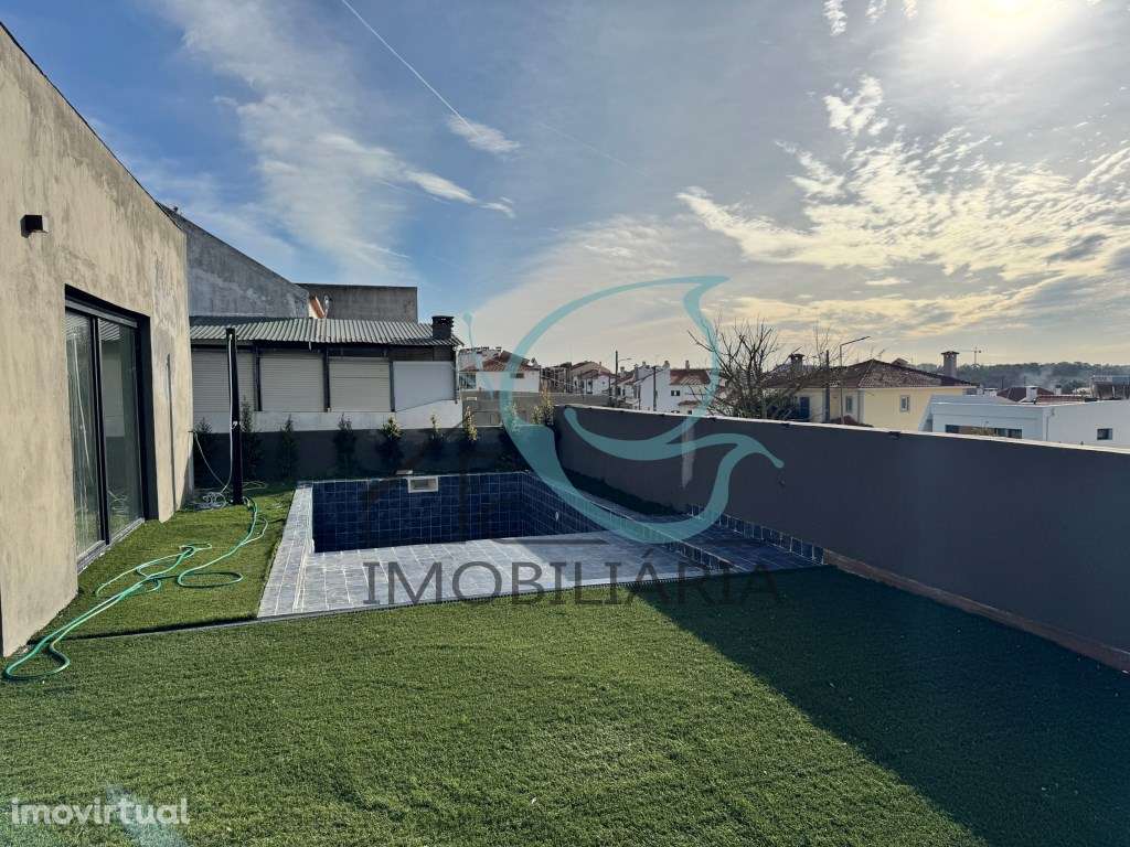 Moradia contemporânea T3 com piscina e vista sobre Almada e Ponte 2... - Grande imagem: 3/16