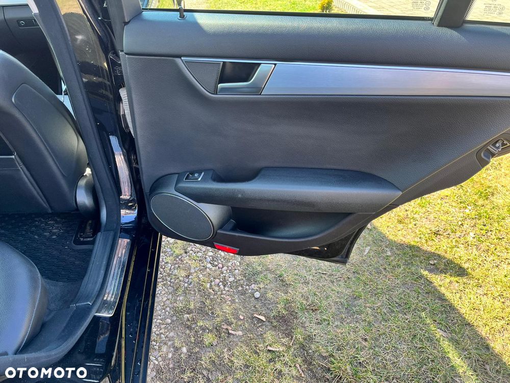 Mercedes-Benz Klasa C 180 BlueEFFICIENCY 7G-TRONIC Avantgarde - 16