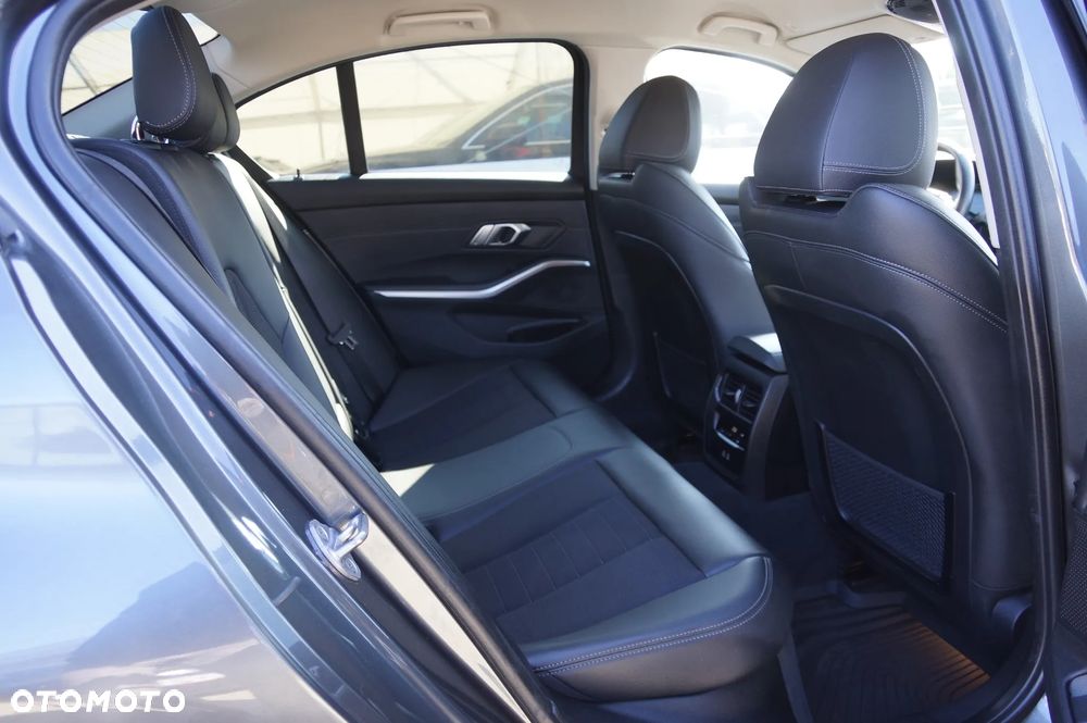 BMW Seria 3 320d xDrive Sport Line - 32