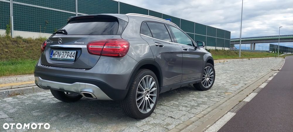 Mercedes-Benz GLA 250 4Matic 7G-DCT UrbanStyle Edition - 11