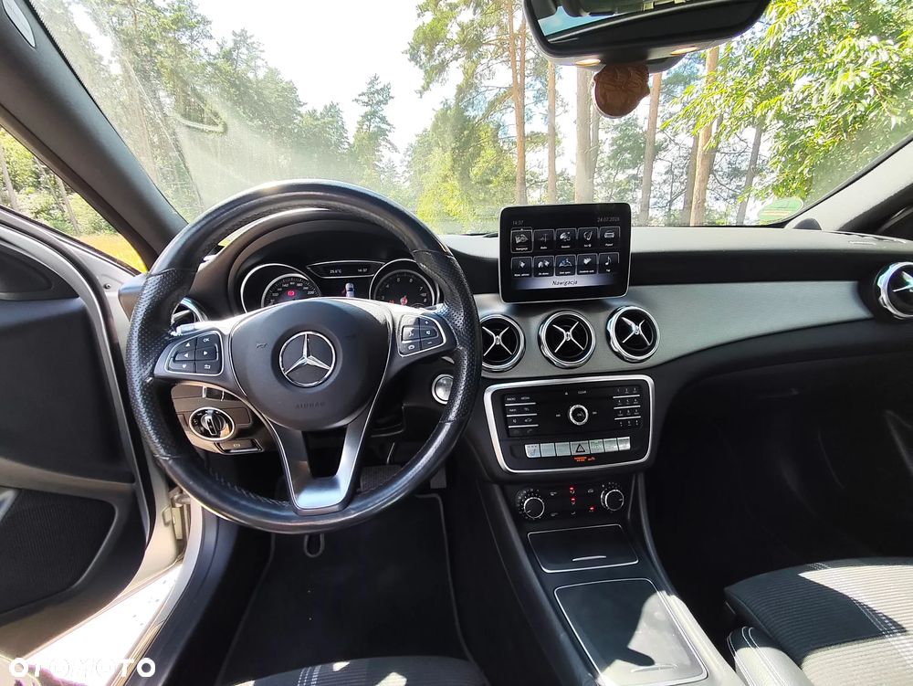 Mercedes-Benz GLA 200 7G-DCT UrbanStyle Edition - 21