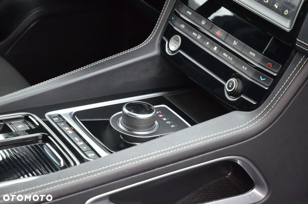 Jaguar F-Pace 2.0 i4P AWD R-Sport - 23