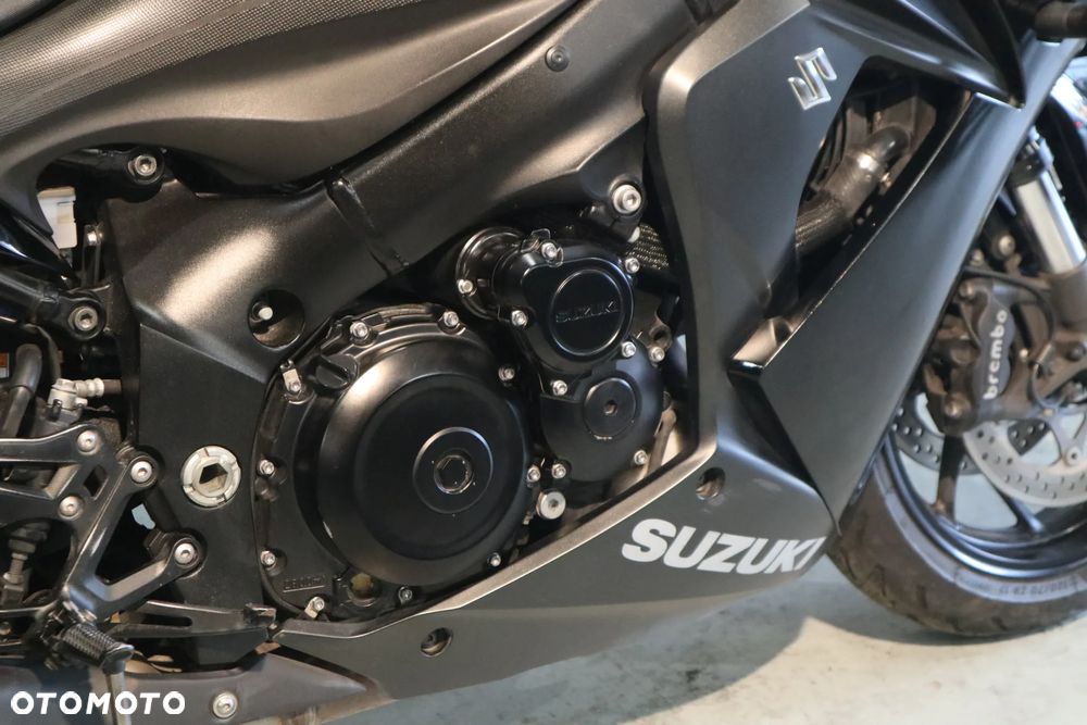 Suzuki GSX - 21