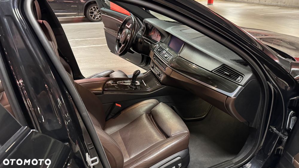 BMW Seria 5 550i xDrive - 16