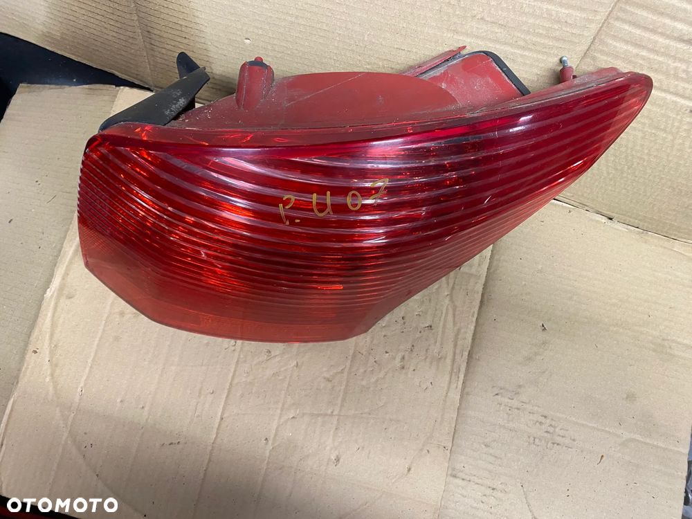 LAMPA TYLNA PRAWA PEUGEOT 407 KOMBI - 4