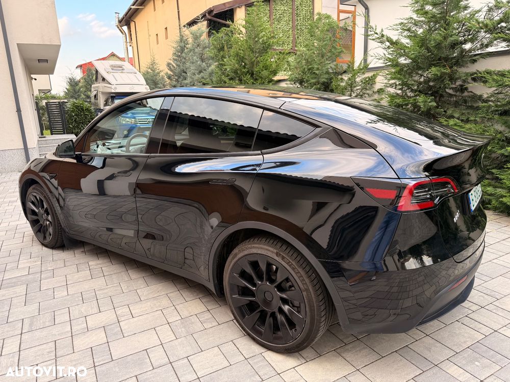 Tesla Model Y - 4