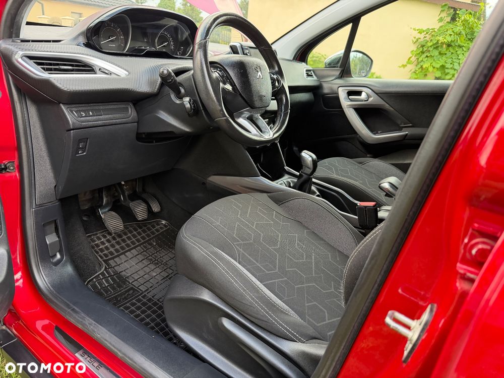 Peugeot 2008 1.2 Pure Tech Style EU6 - 17