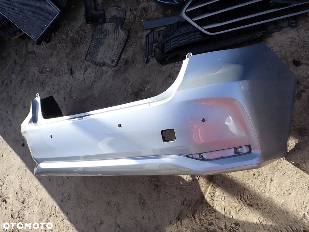 TOYOTA COROLLA E21 SEDAN ZDERZAK TYŁ