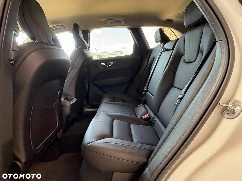Volvo XC 60 B5 D AWD Plus Bright - 11