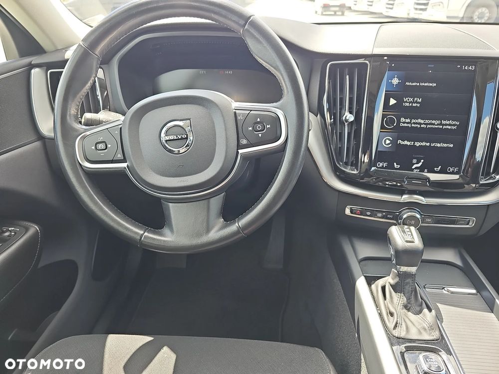Volvo XC 60 T4 Momentum Pro - 11