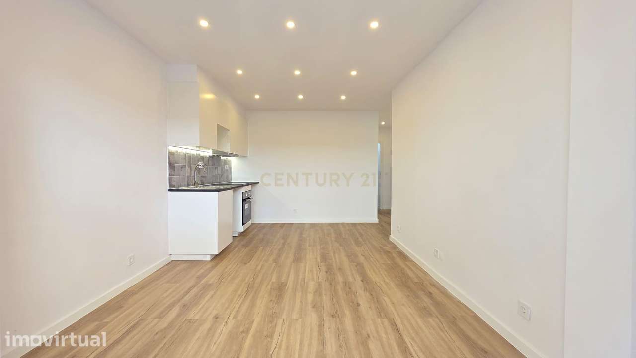 T1+1 Totalmente Remodelado com Amplo Terraço em Sacavém - Grande imagem: 3/20