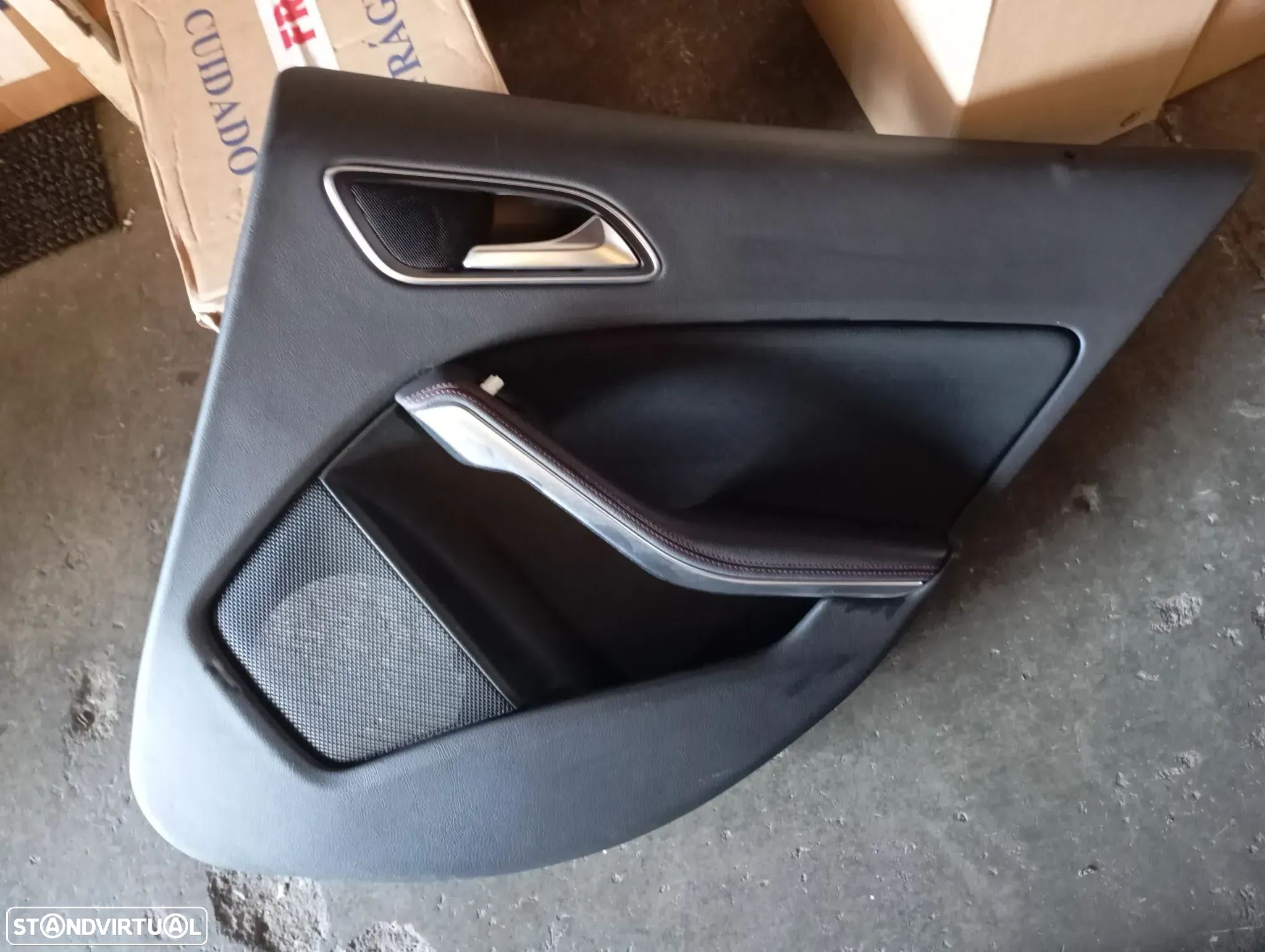 MERCEDES A W176 FORRA / QUARTELA PORTA TRAS DIREITA - FP027 - 1