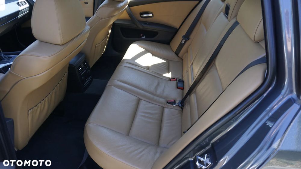 BMW Seria 5 520d - 32