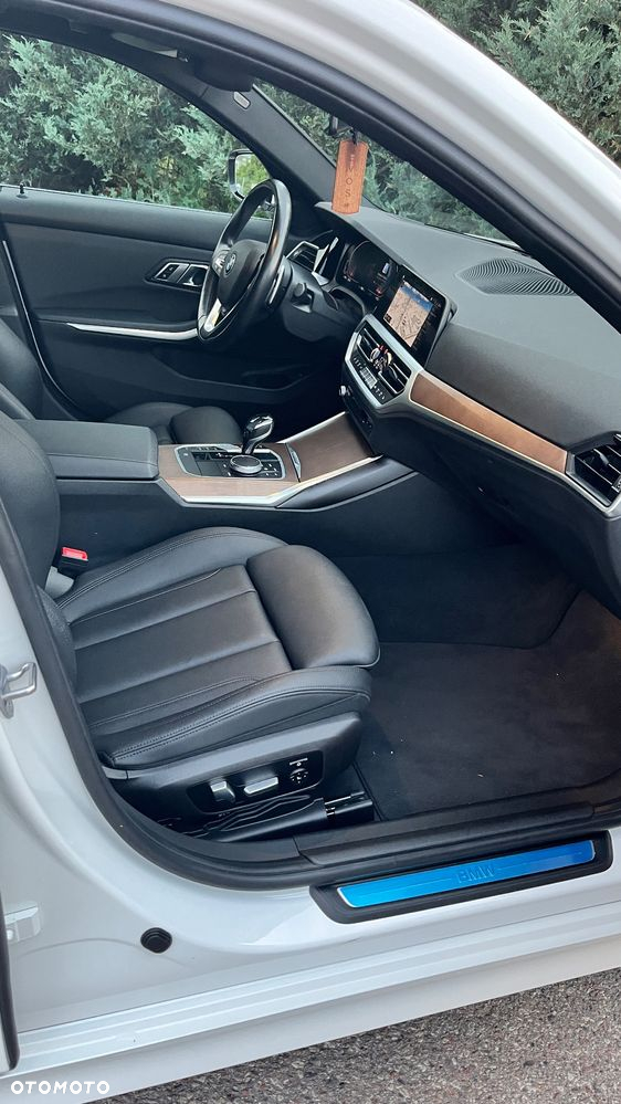 BMW Seria 3 330i Sport Line - 24