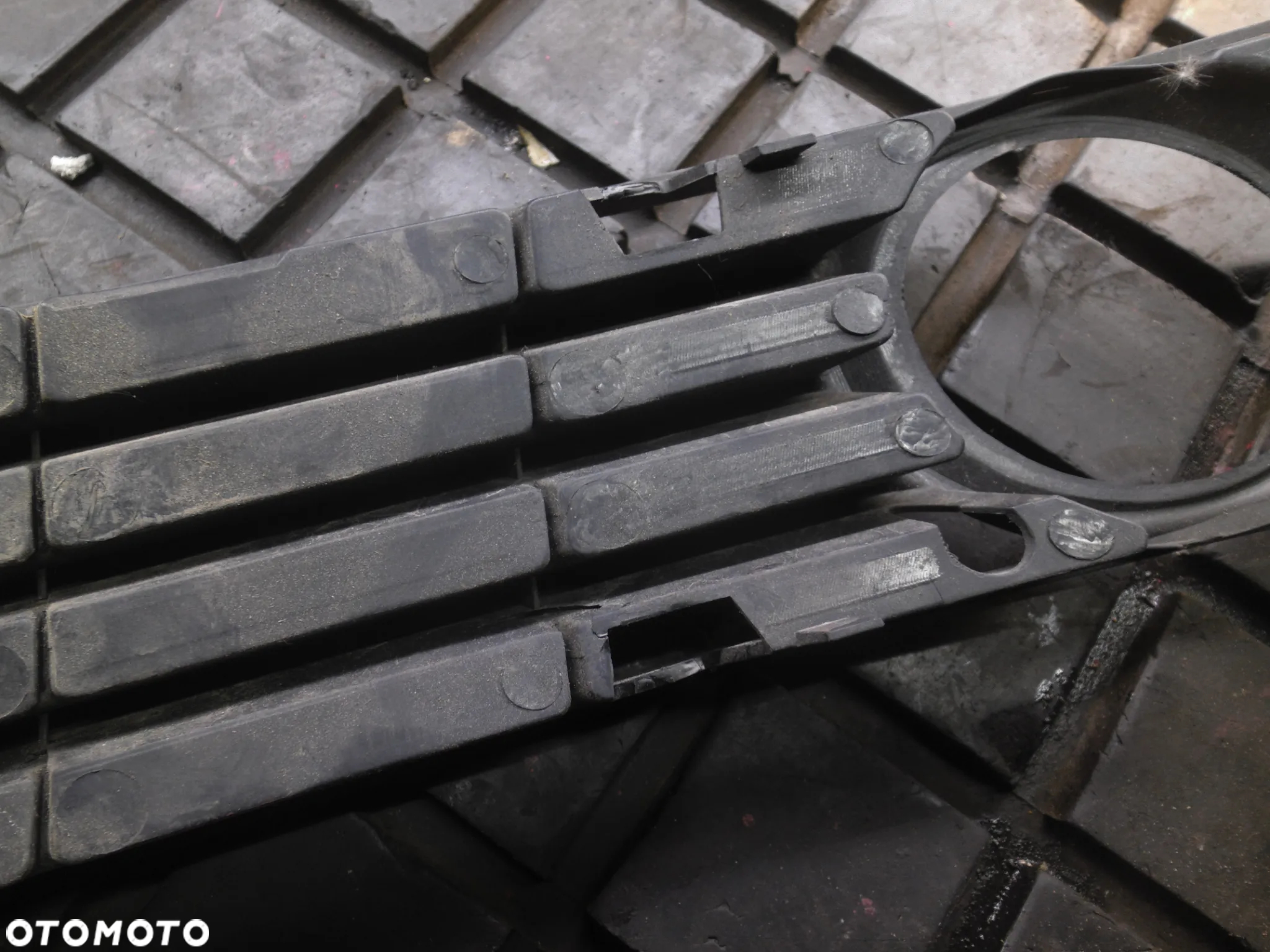 KRATKA ZDERZAKA PRAWA PRAWY PRZÓD AUDI A4 B6 8E0807682A - 3