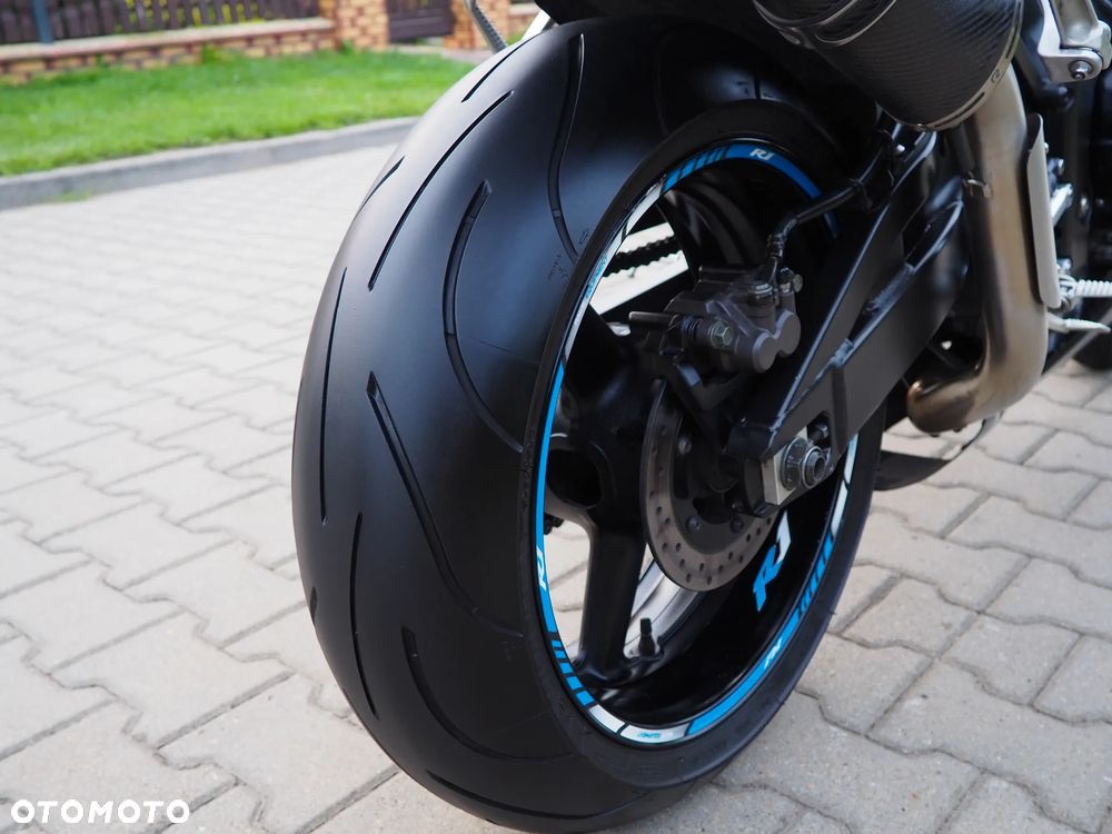 Yamaha R1 - 22