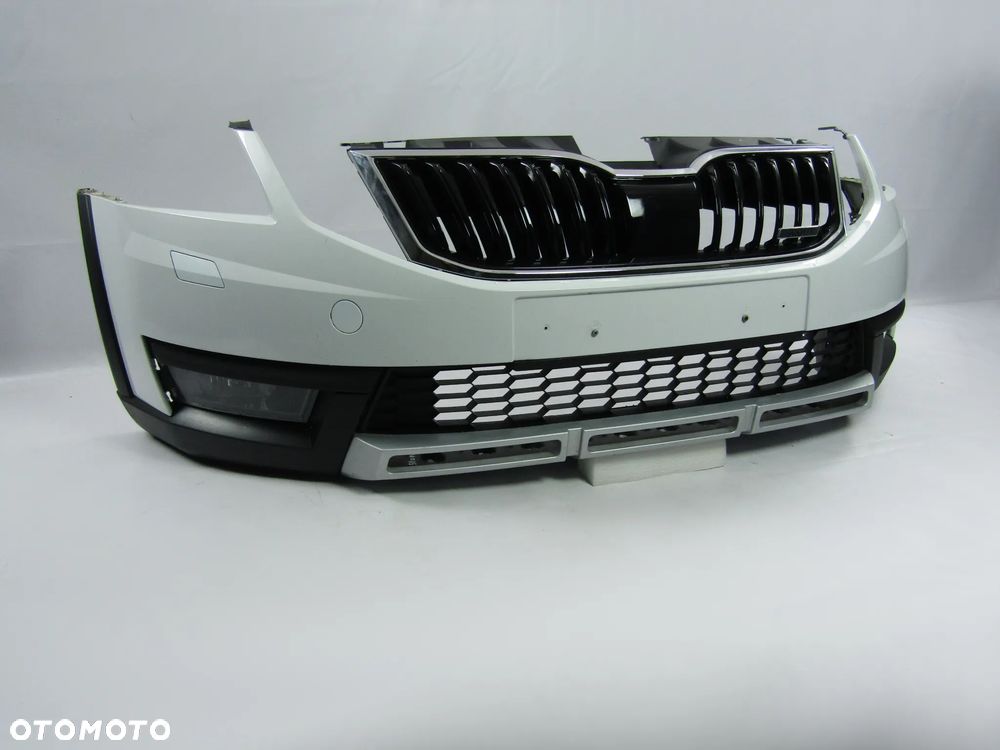 Zderzak przedni Skoda Octavia 3 Scout 17-20 Sprysk.  Lakier LF9F - 13