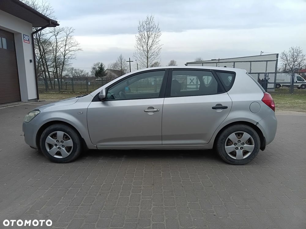 Kia Ceed 2.0 crdi Comfort + - 4