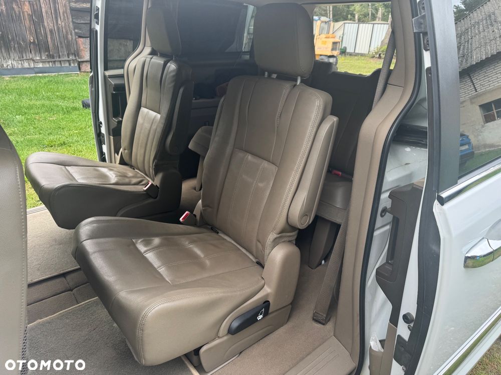 Chrysler Town & Country - 22