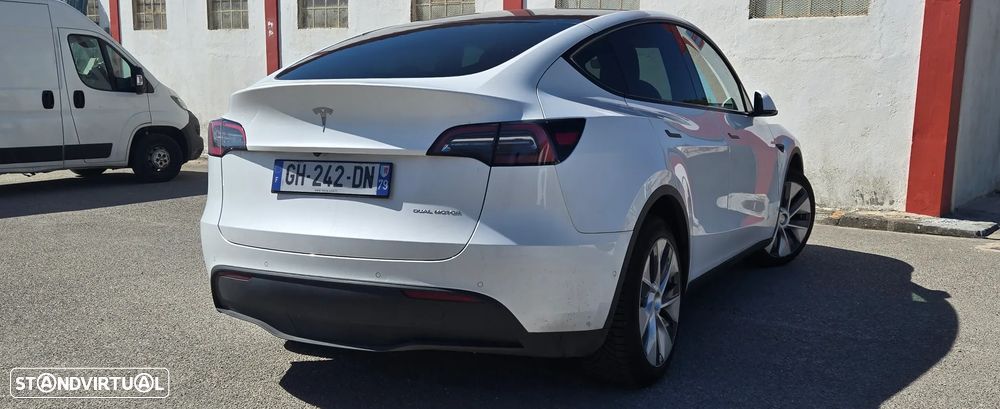 Tesla Model Y Long Range Dual Motor AWD - 11