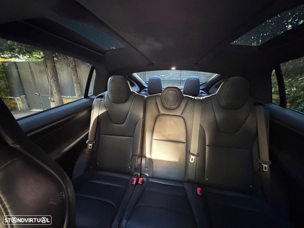 Tesla Model X - 46