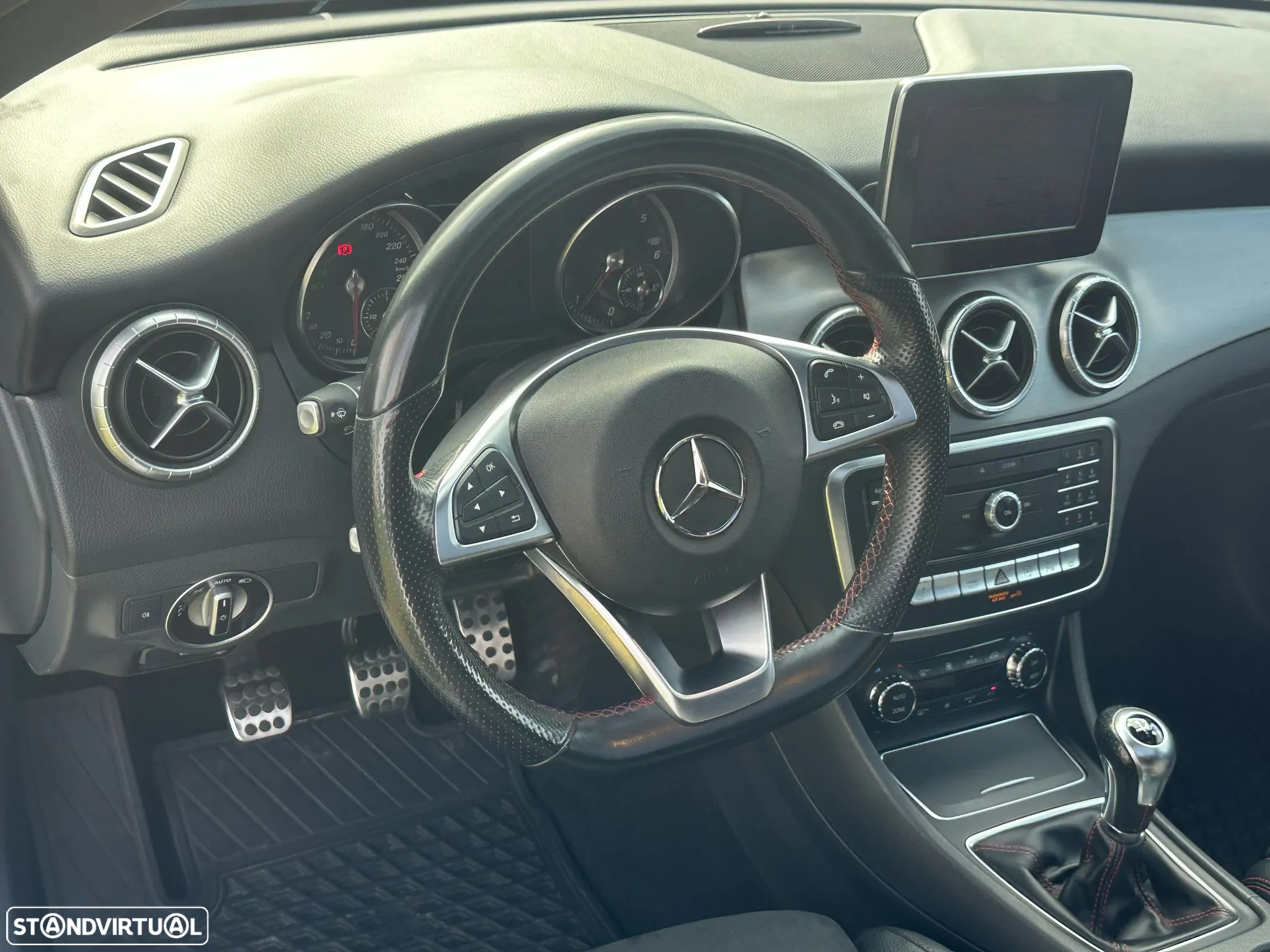 Mercedes-Benz CLA 180 d Shooting Brake AMG Line - 8