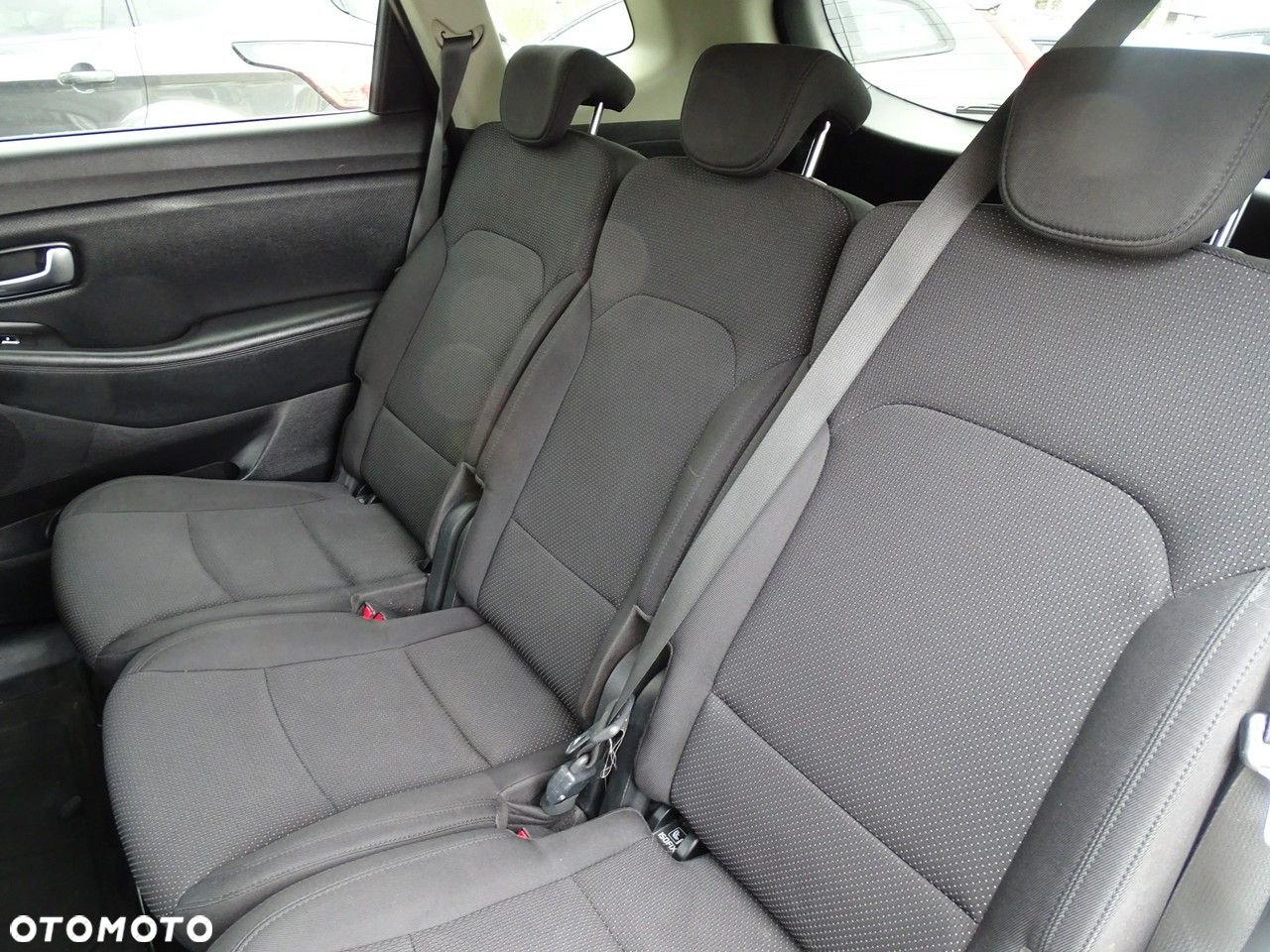 Kia Carens - 36
