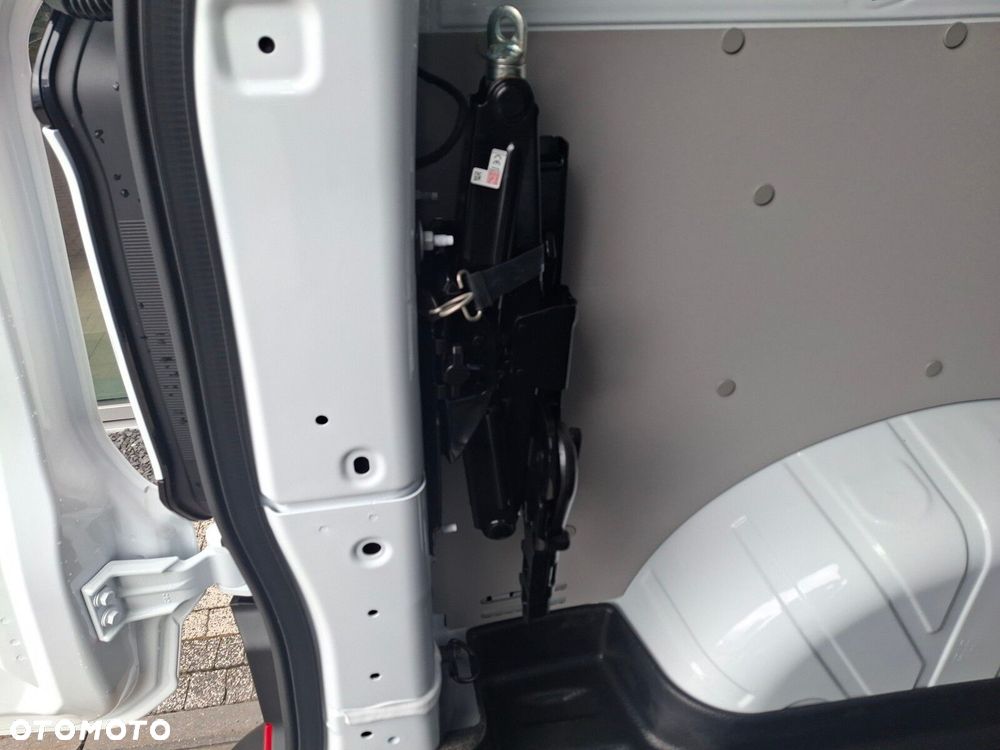 Volkswagen Transporter Furgon 2.0 TDI 150 KM automat - 29