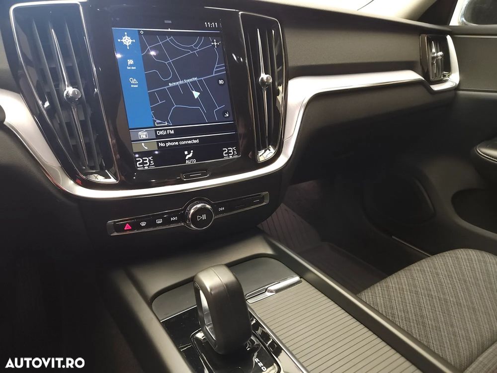 Volvo V60 B4 MHEV AT8 FWD Momentum Pro - 26