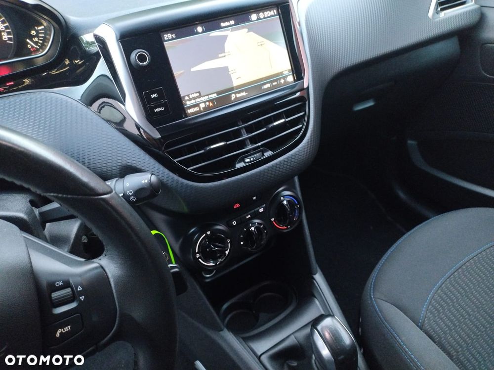 Peugeot 208 - 12