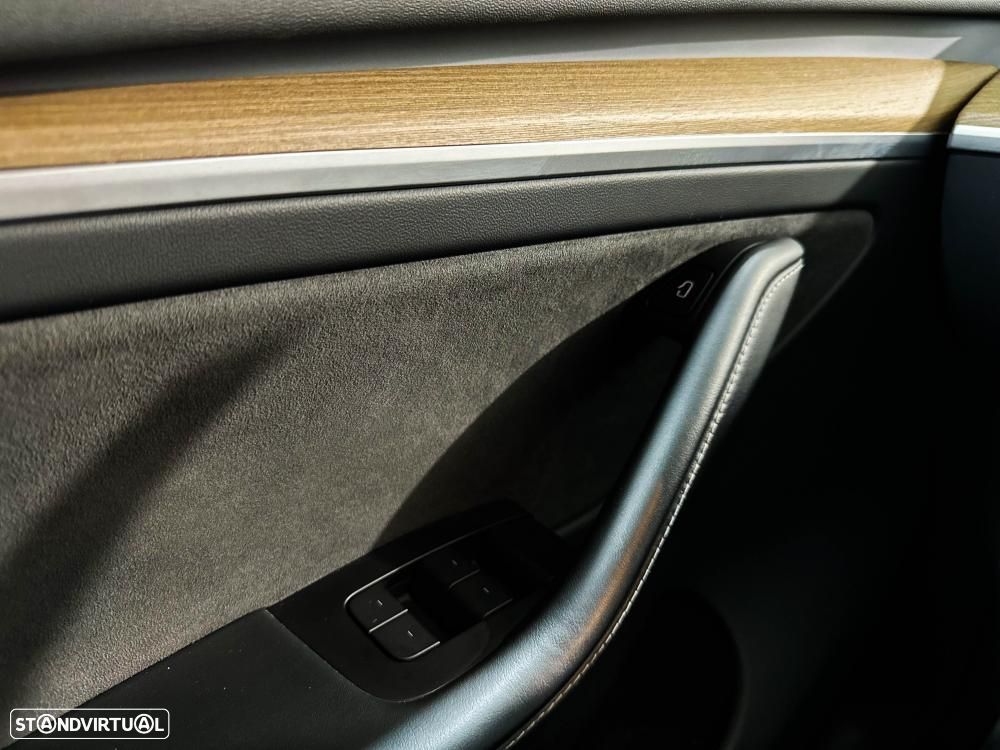 Tesla Model Y Long Range Dual Motor AWD - 48